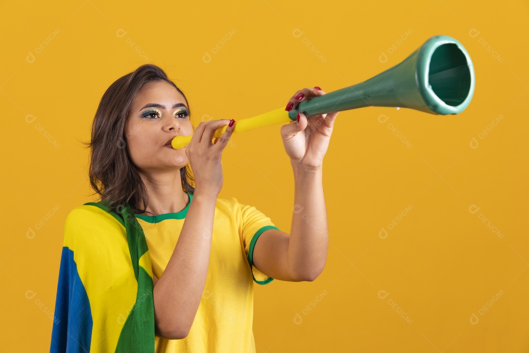 Linda mulher jovem brasileira garota torcedora do brasil fundo amarelo