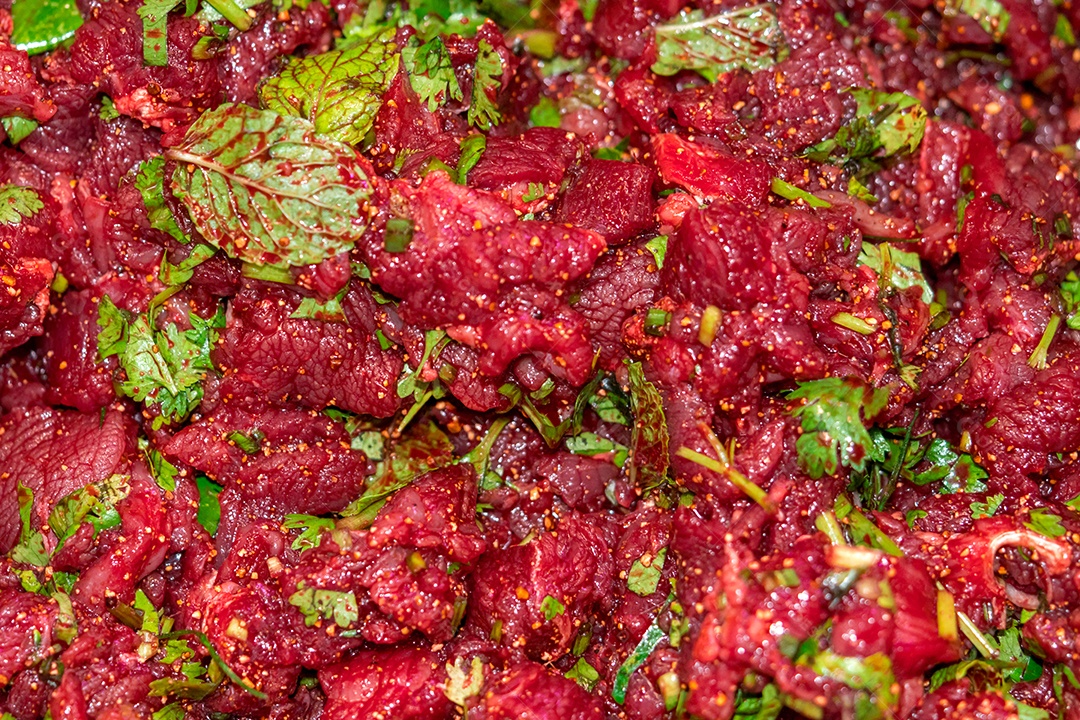 Salada de carne moída tailandesa picante crua, cultura alimentar do nordeste da Tailândia.