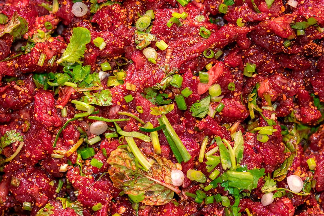 Salada de carne moída tailandesa picante crua, cultura alimentar do nordeste da Tailândia.