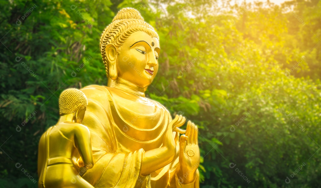 Estátua dourada da Buda no fundo natural