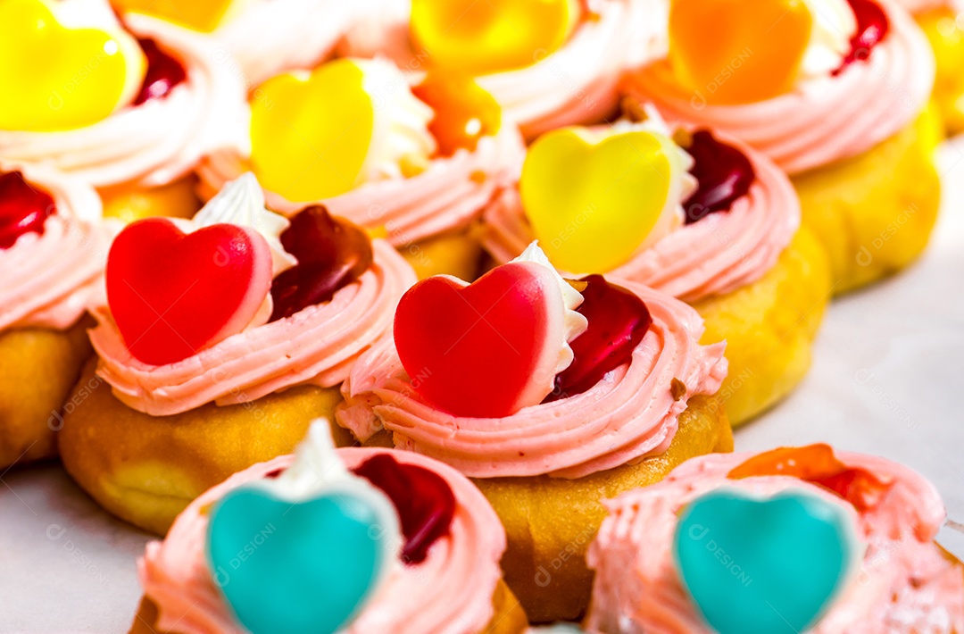 Donuts recheados com chantilly e cobertura com geléia e geléia em forma de coração