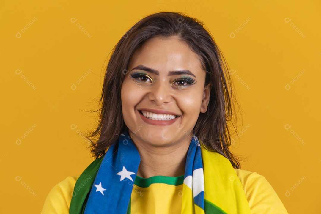 Linda mulher jovem brasileira garota torcedora do brasil fundo amarelo