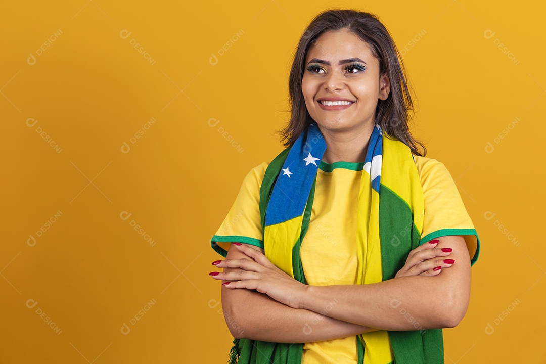 Linda mulher jovem brasileira garota torcedora do brasil fundo amarelo