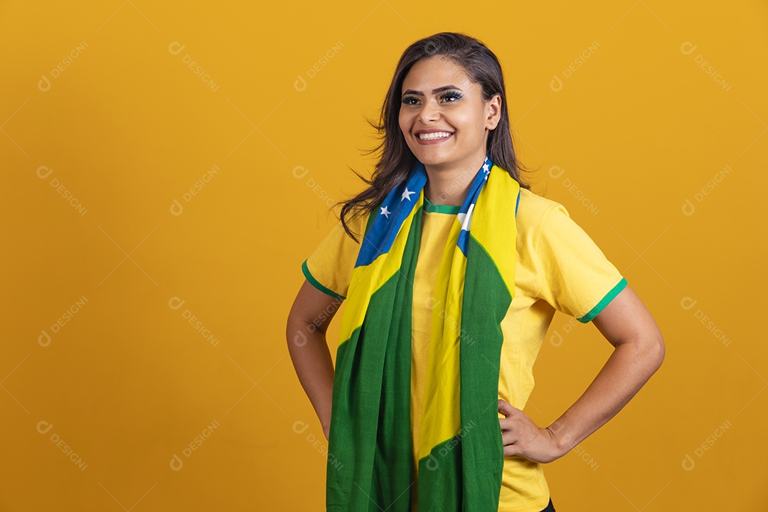 Linda mulher jovem brasileira garota torcedora do brasil fundo amarelo