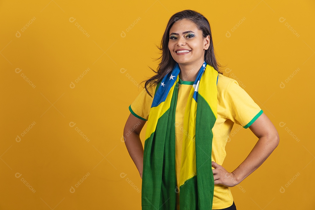 Linda mulher jovem brasileira garota torcedora do brasil fundo amarelo