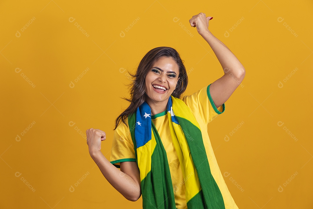 Linda mulher jovem brasileira garota torcedora do brasil fundo amarelo