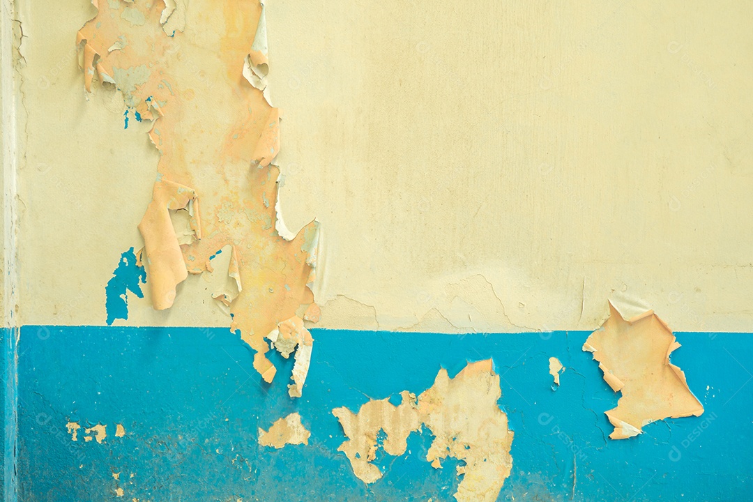 Velhas paredes de cimento de pintura descascada branca e azul.