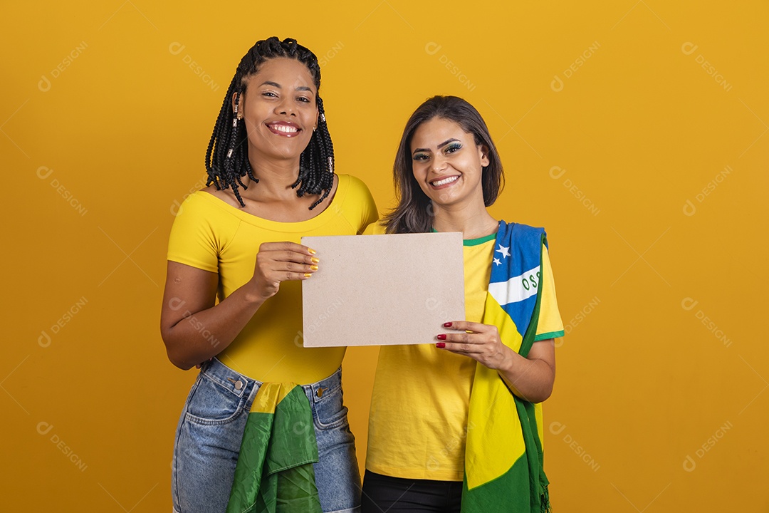 Lindas mulheres jovens brasileiras garotas torcedoras do brasil fundo amarelo segurando placa