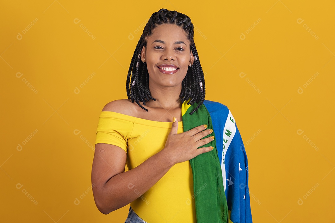 Linda mulher jovem brasileira garota torcedora do brasil fundo amarelo