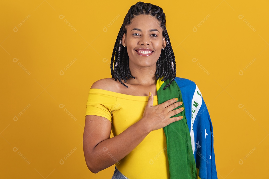 Linda mulher jovem brasileira garota torcedora do brasil fundo amarelo