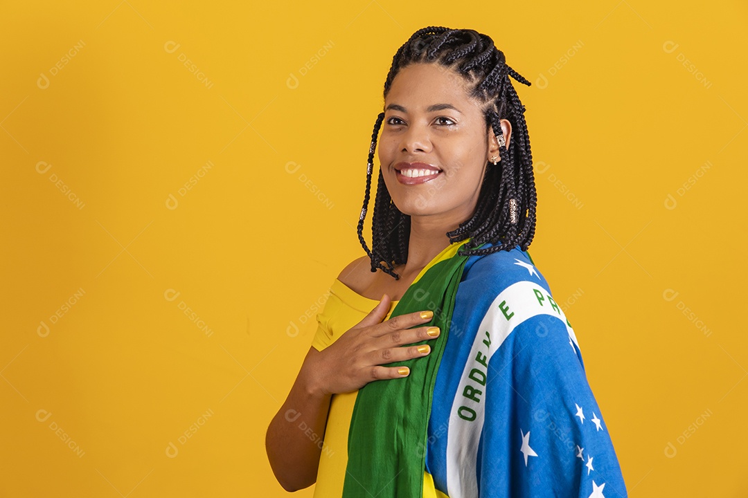 Linda mulher jovem brasileira garota torcedora do brasil fundo amarelo