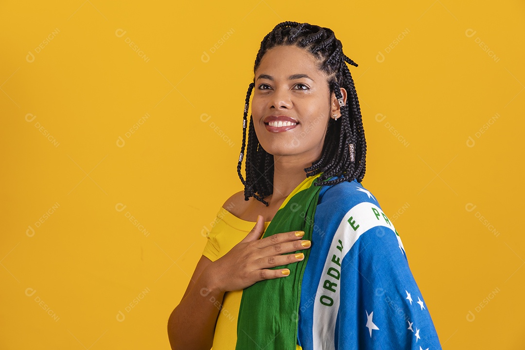 Linda mulher jovem brasileira garota torcedora do brasil fundo amarelo