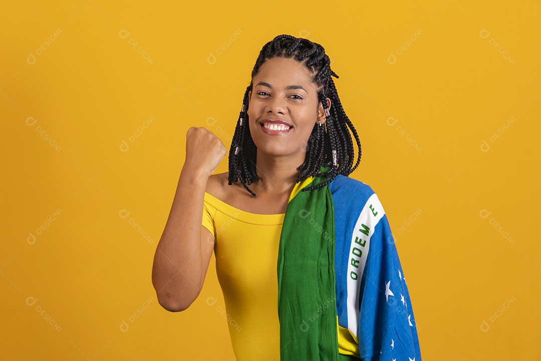 Linda mulher jovem brasileira garota torcedora do brasil fundo amarelo