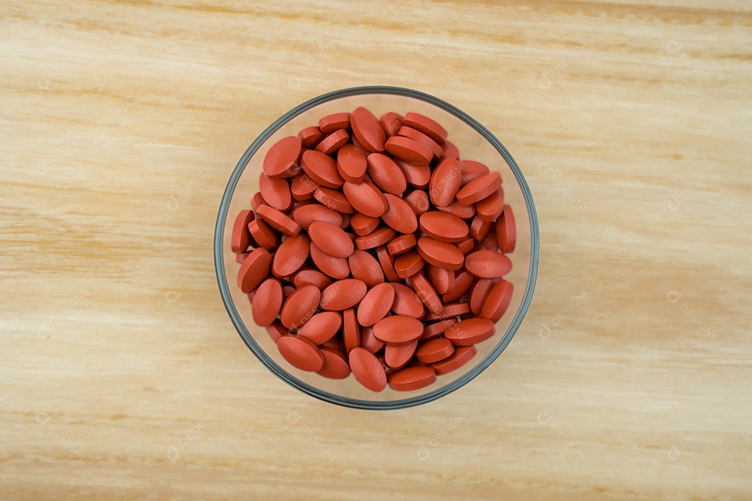 Vista superior de comprimidos de ferro em tigela de vidro