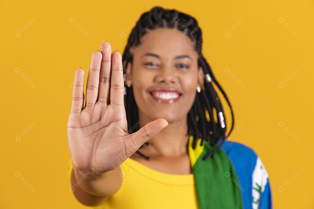 Linda mulher jovem brasileira garota torcedora do brasil fundo amarelo