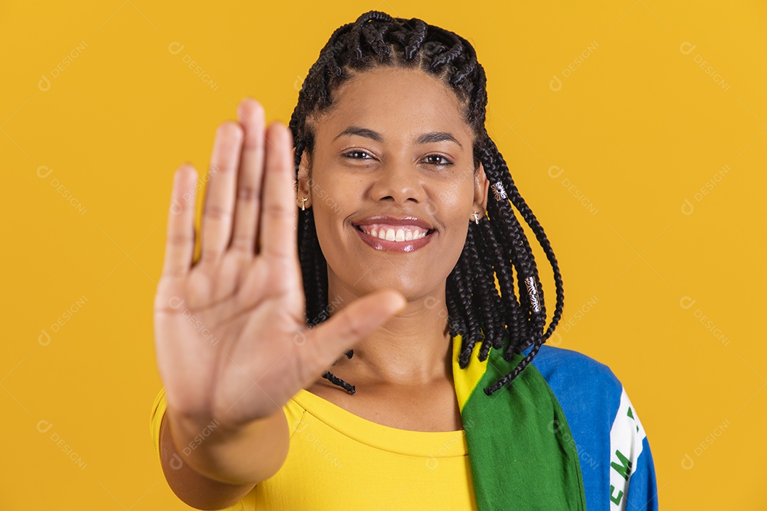 Linda mulher jovem brasileira garota torcedora do brasil fundo amarelo