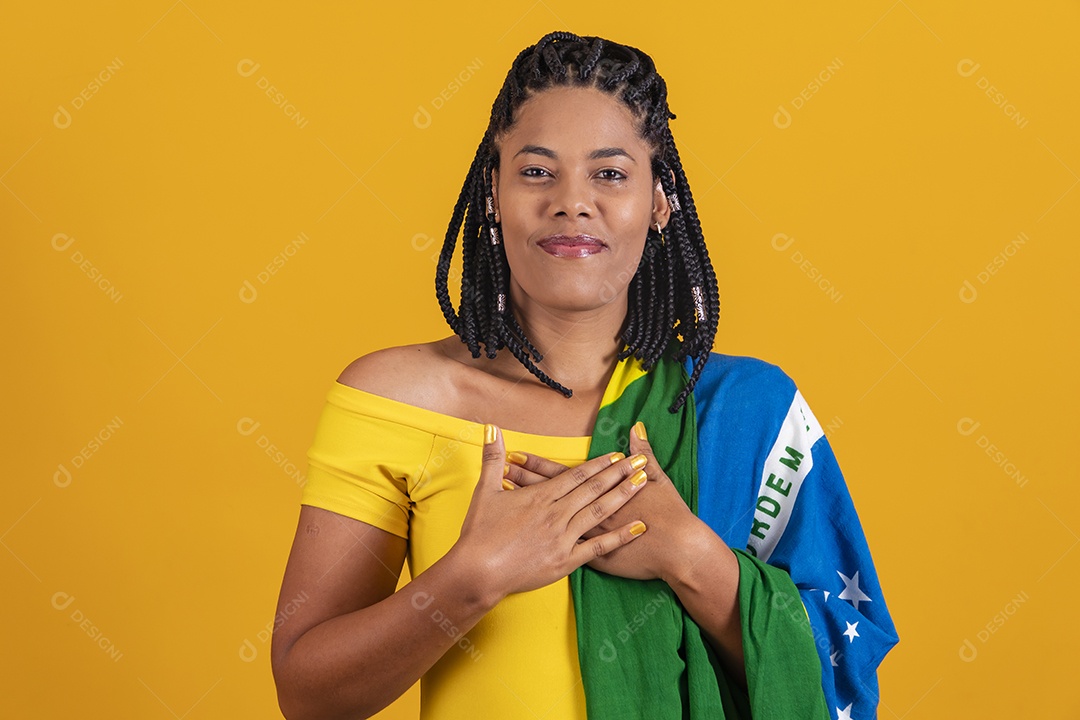 Linda mulher jovem brasileira garota torcedora do brasil fundo amarelo