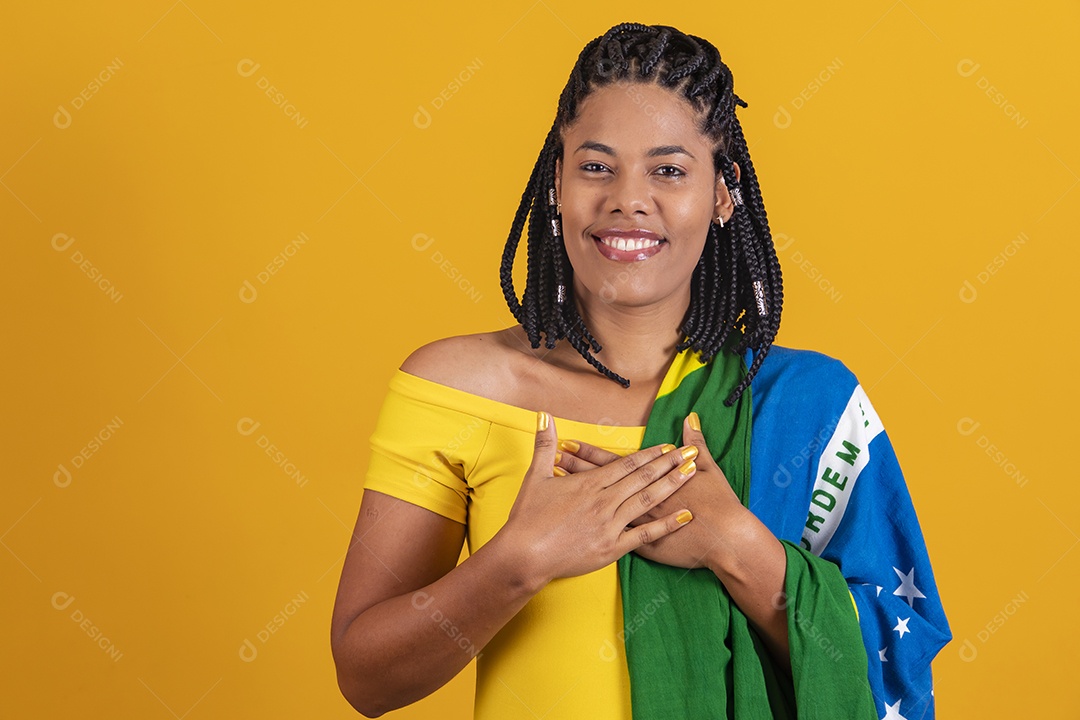 Linda mulher jovem brasileira garota torcedora do brasil fundo amarelo