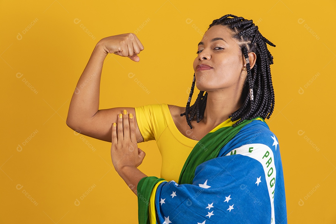 Linda mulher jovem brasileira garota torcedora do brasil fundo amarelo