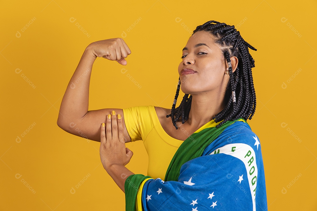 Linda mulher jovem brasileira garota torcedora do brasil fundo amarelo