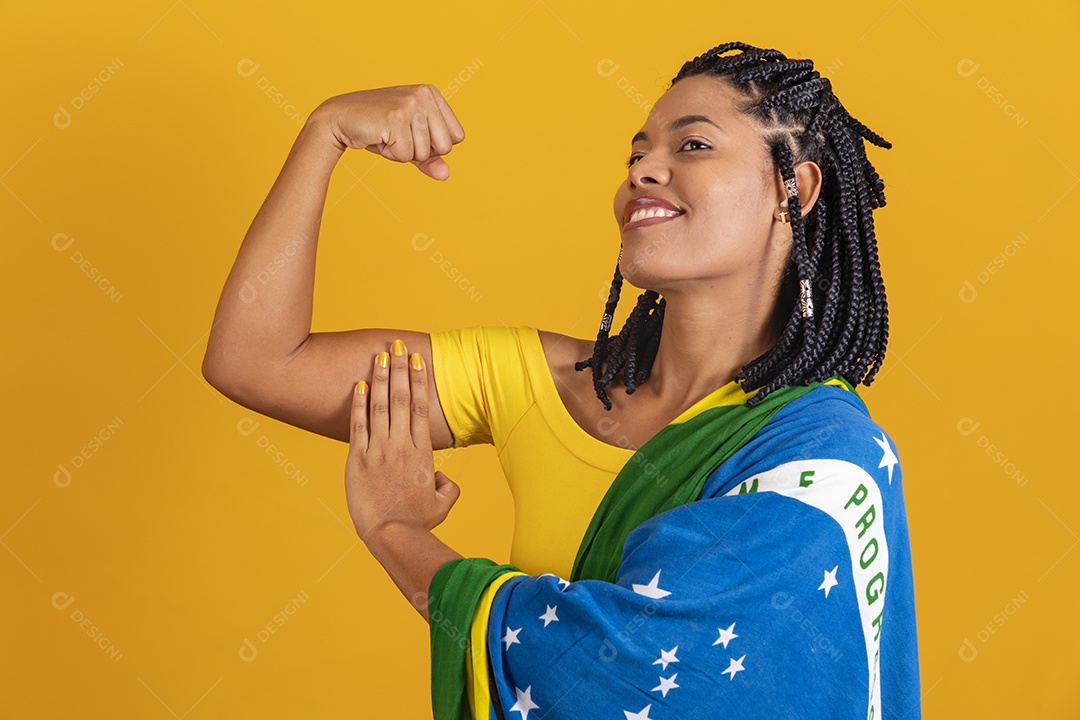 Linda mulher jovem brasileira garota torcedora do brasil fundo amarelo