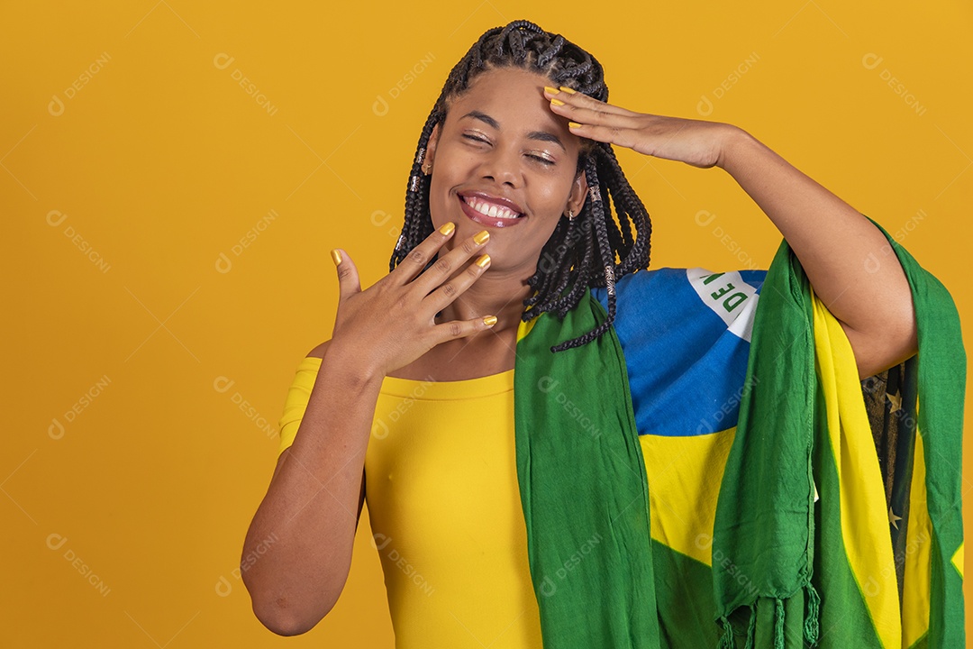 Linda mulher jovem brasileira garota torcedora do brasil fundo amarelo