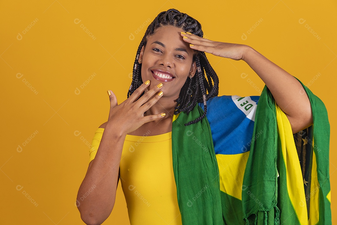 Linda mulher jovem brasileira garota torcedora do brasil fundo amarelo