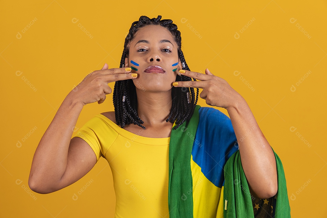 Linda mulher jovem brasileira garota torcedora do brasil fundo amarelo