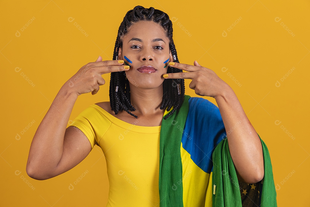 Linda mulher jovem brasileira garota torcedora do brasil fundo amarelo