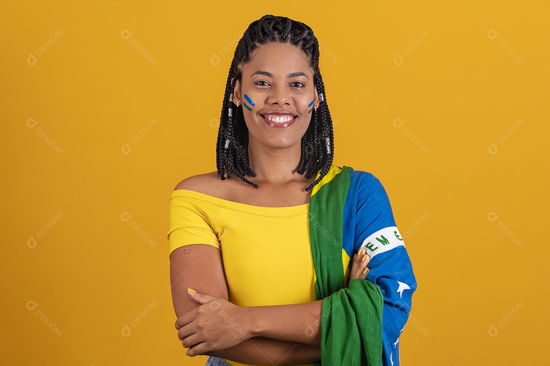 Linda mulher jovem brasileira garota torcedora do brasil fundo amarelo