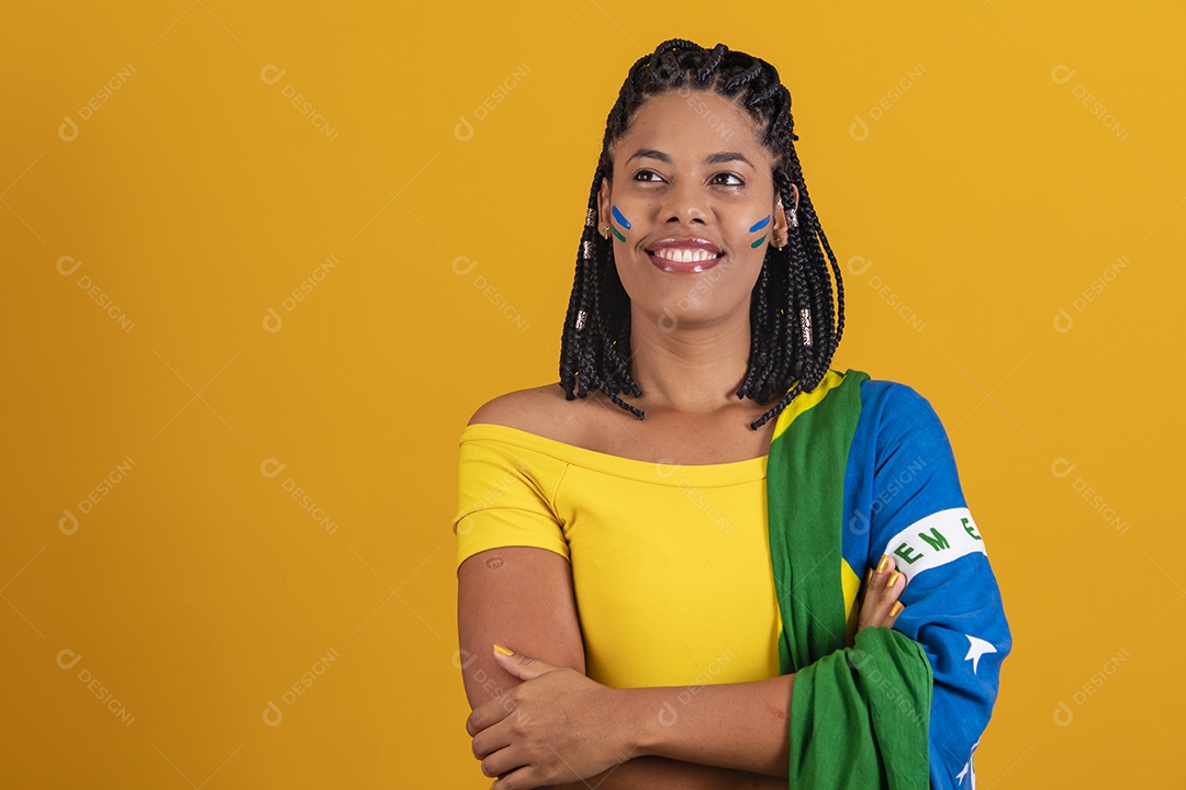 Linda mulher jovem brasileira segurando bandeira do brasil