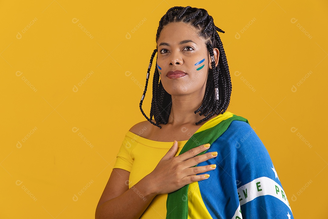 Linda mulher jovem brasileira segurando bandeira do brasil
