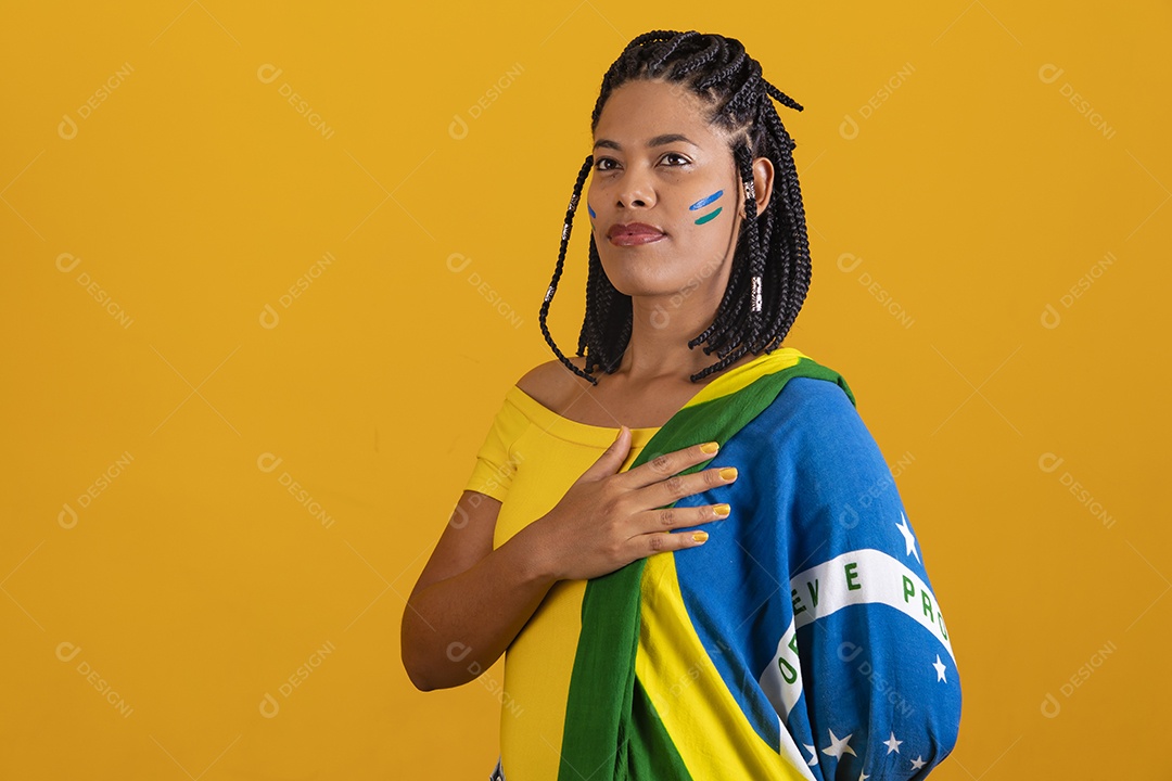 Linda mulher jovem brasileira segurando bandeira do brasil