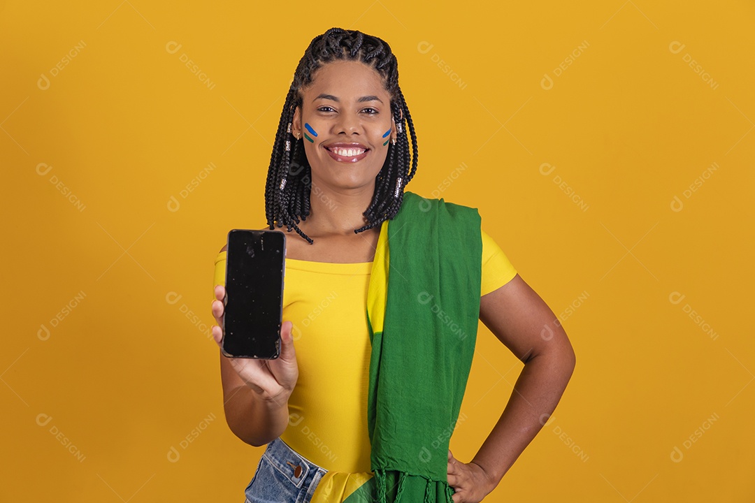 Linda mulher jovem brasileira segurando bandeira do brasil celular smartphone