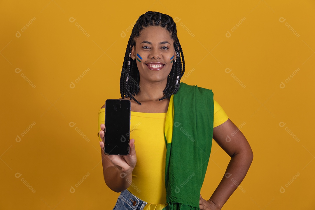 Linda mulher jovem brasileira segurando bandeira do brasil celular smartphone