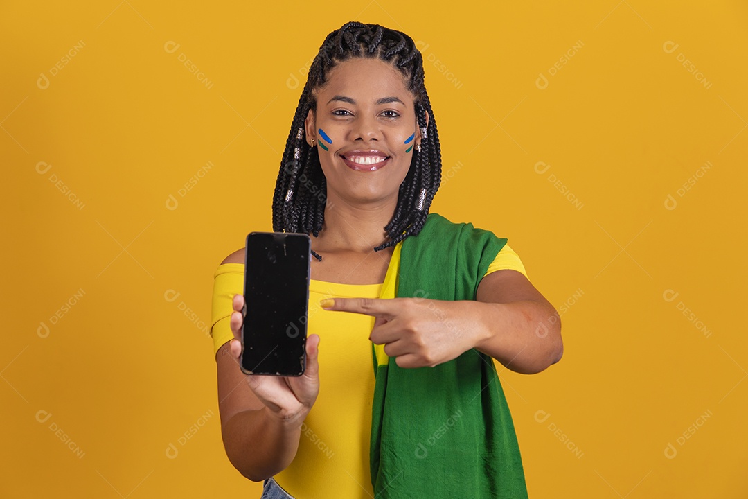 Linda mulher jovem brasileira segurando bandeira do brasil celular smartphone