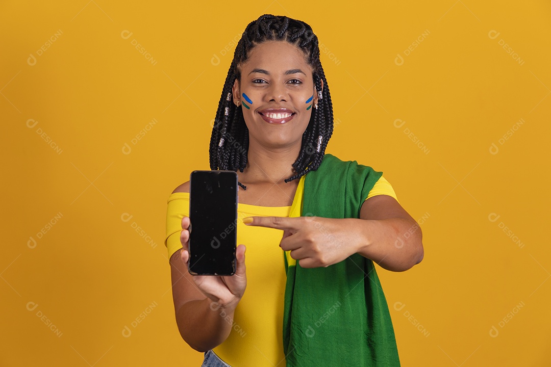 Linda mulher jovem brasileira segurando bandeira do brasil celular smartphone