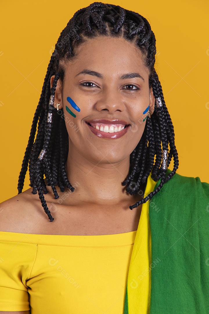 Linda mulher jovem brasileira segurando bandeira do brasil