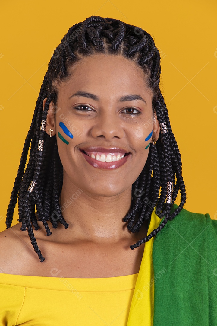 Linda mulher jovem brasileira segurando bandeira do brasil