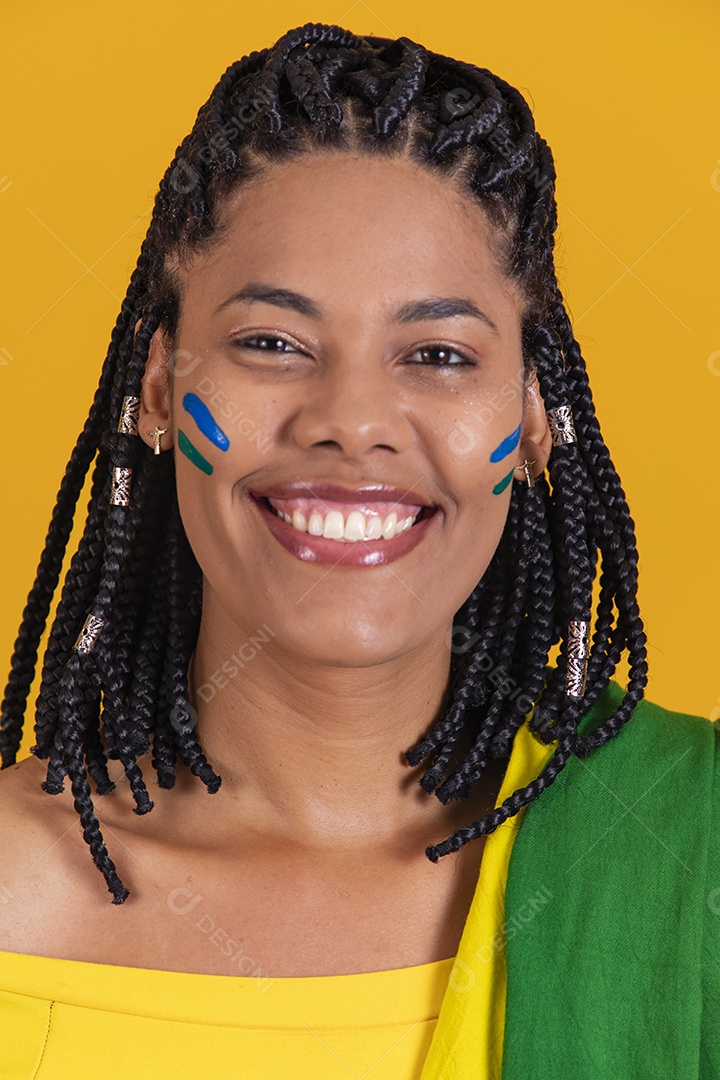 Linda mulher jovem brasileira segurando bandeira do brasil