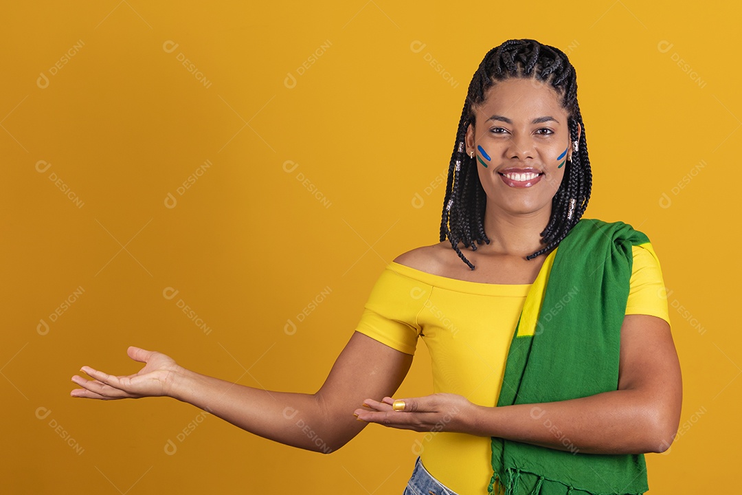 Linda mulher jovem brasileira apontando para lado fundo isolado amarelo