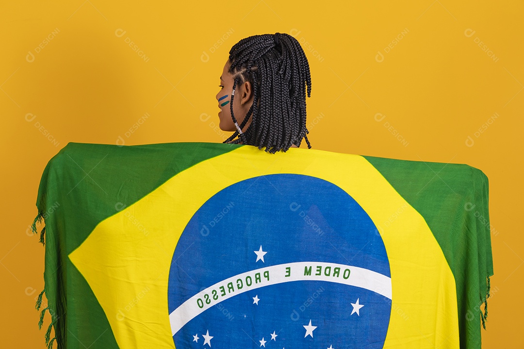 Linda mulher jovem brasileira segurando bandeira do brasil