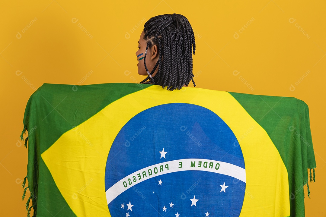 Linda mulher jovem brasileira segurando bandeira do brasil