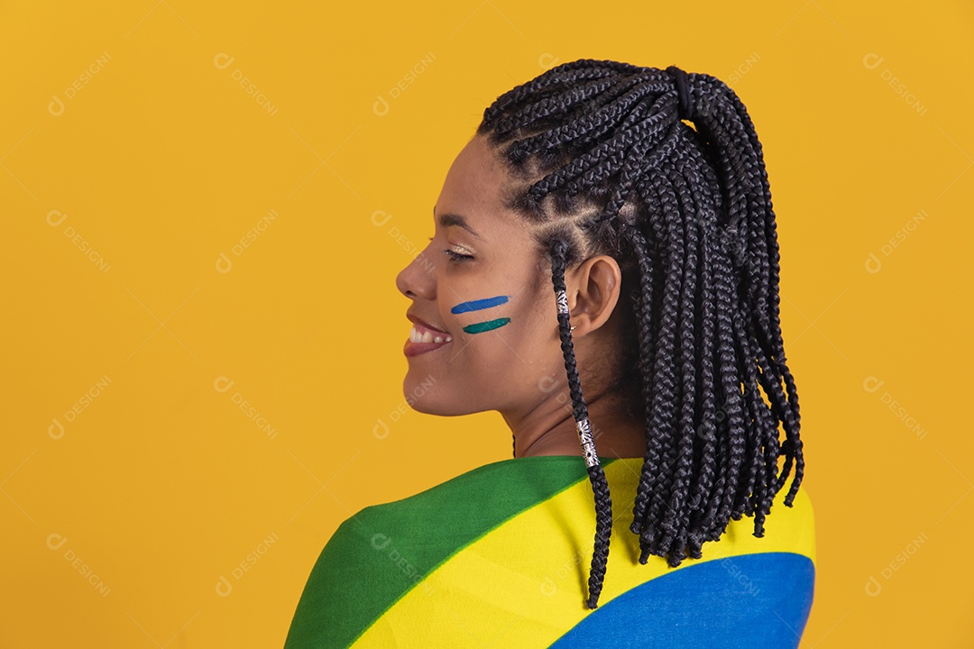 Linda mulher jovem brasileira segurando bandeira do brasil