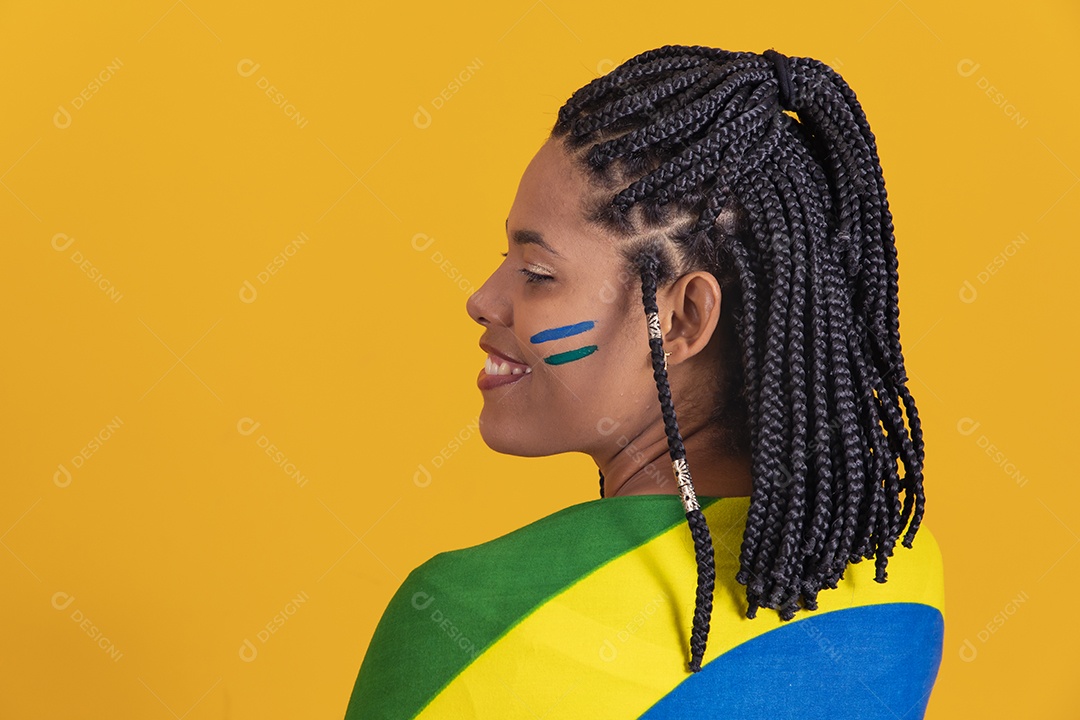 Linda mulher jovem brasileira segurando bandeira do brasil
