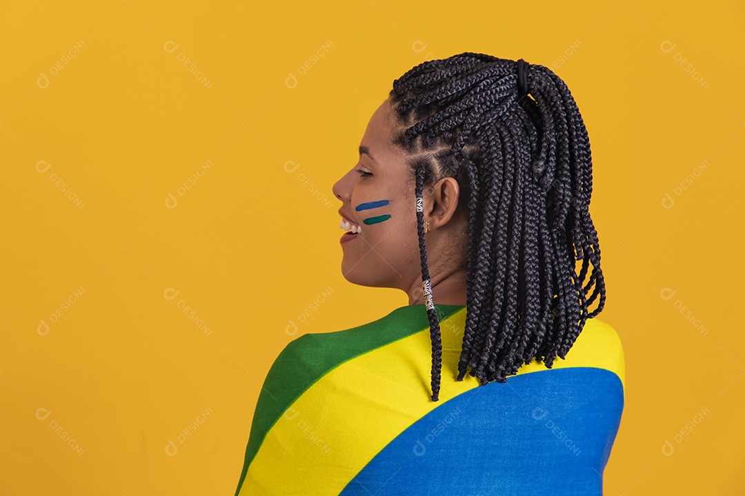 Linda mulher jovem brasileira segurando bandeira do brasil