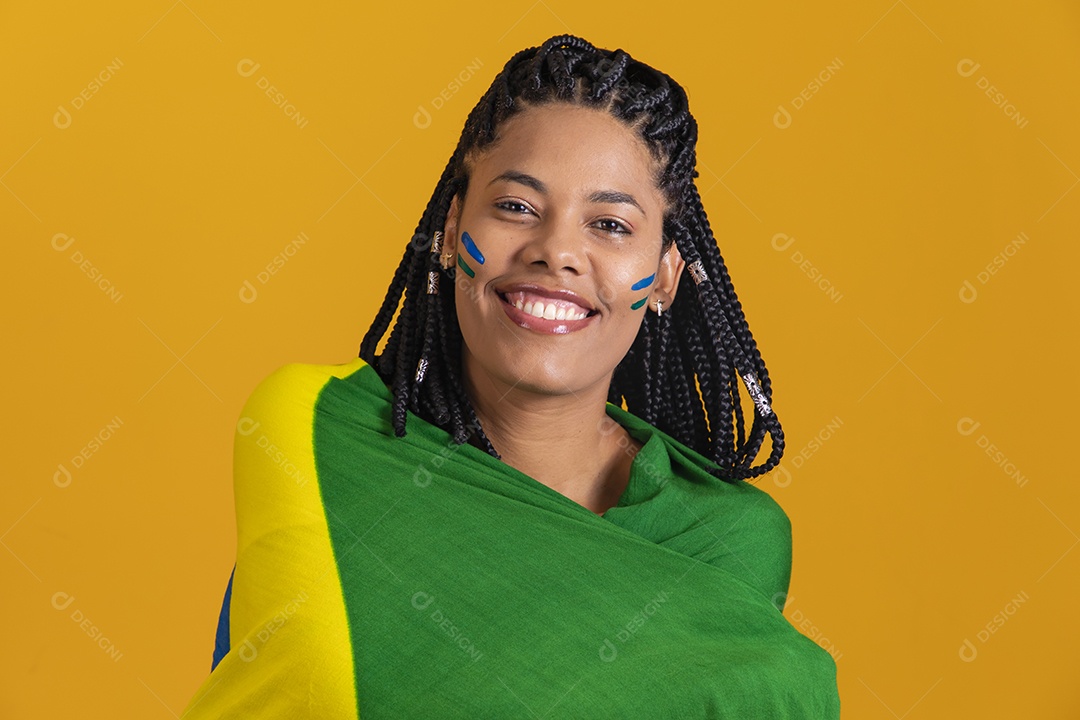 Linda mulher jovem brasileira segurando bandeira do brasil
