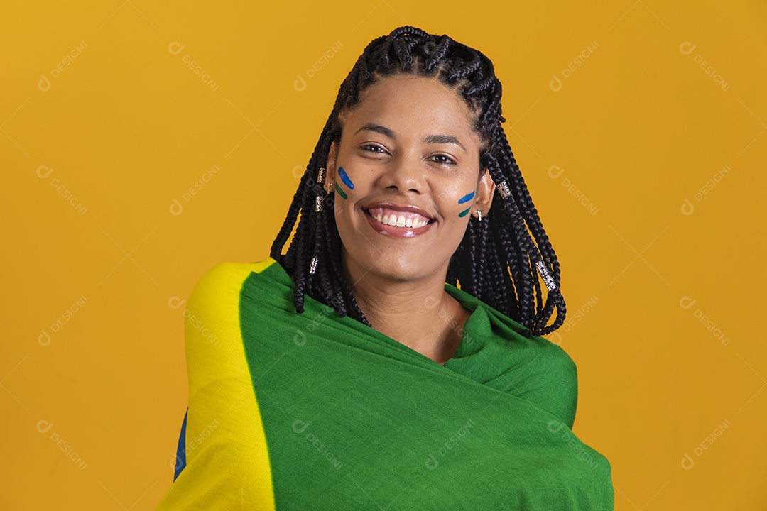 Linda mulher jovem brasileira segurando bandeira do brasil