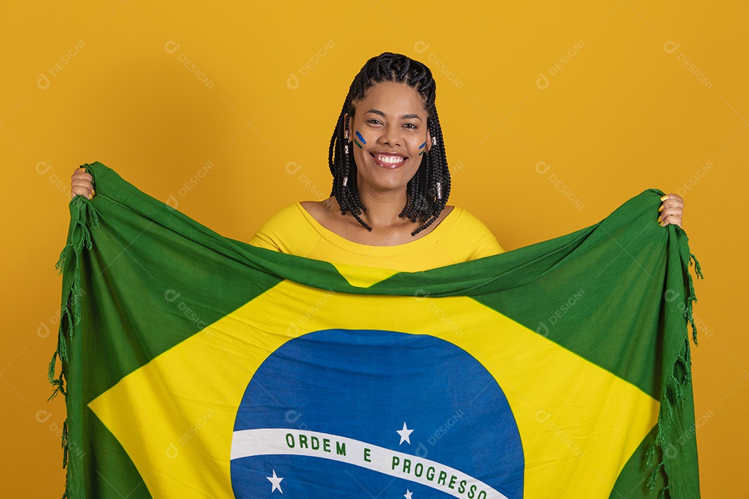 Linda mulher jovem brasileira segurando bandeira do brasil