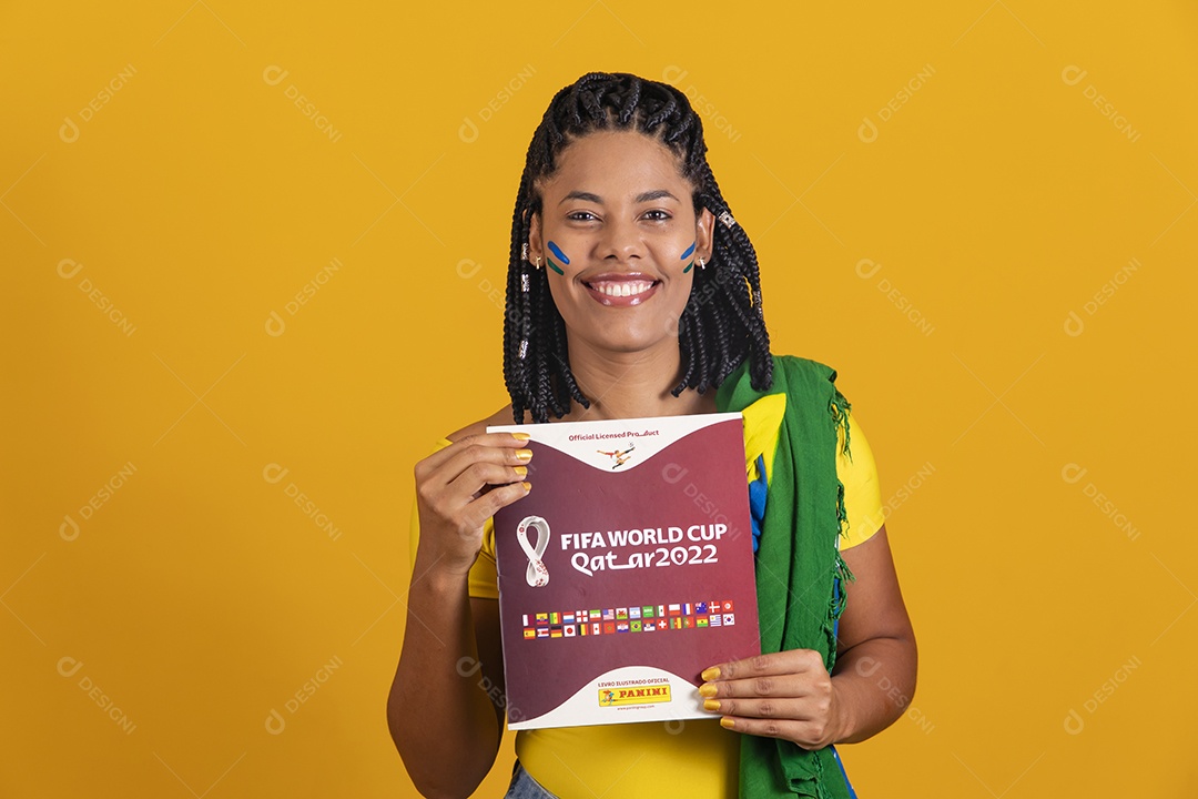 Linda mulher jovem brasileira segurando álbum da copa do mundo futebol